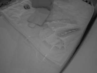 voyeurcam-julmodels-whitebed-1