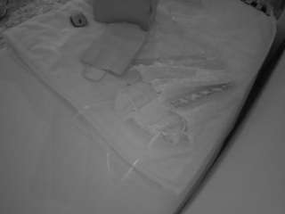 voyeurcam-julmodels-whitebed-1