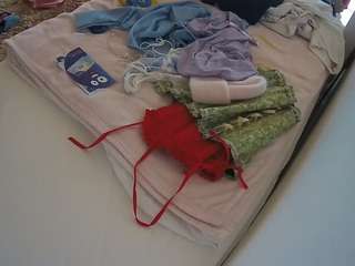 voyeurcam-julmodels-whitebed-1
