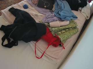 voyeurcam-julmodels-whitebed-1