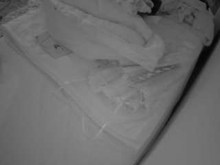 voyeurcam-julmodels-whitebed-1