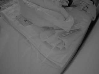 voyeurcam-julmodels-whitebed-1
