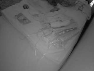 voyeurcam-julmodels-whitebed-1