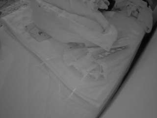 voyeurcam-julmodels-whitebed-1
