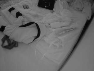 voyeurcam-julmodels-whitebed-1 camsoda