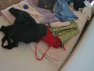 voyeurcam-julmodels-whitebed-1 camsoda