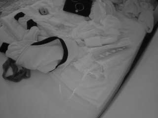 voyeurcam-julmodels-whitebed-1 camsoda