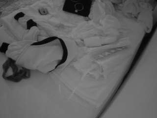 voyeurcam-julmodels-whitebed-1