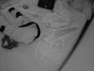 voyeurcam-julmodels-whitebed-1