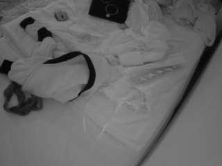 voyeurcam-julmodels-whitebed-1