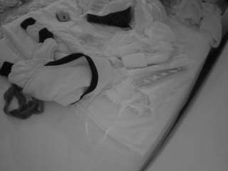 voyeurcam-julmodels-whitebed-1