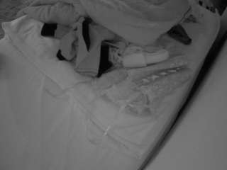 voyeurcam-julmodels-whitebed-1