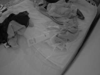 voyeurcam-julmodels-whitebed-1