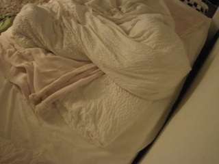 voyeurcam-julmodels-whitebed-1