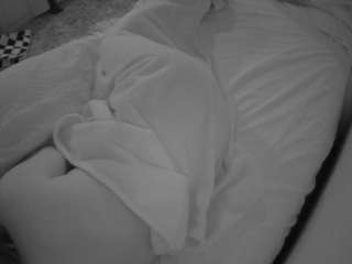 voyeurcam-julmodels-whitebed-1