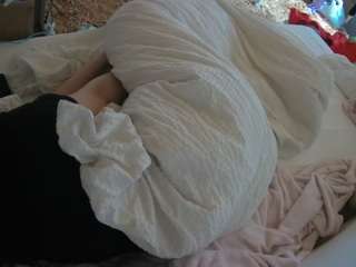 voyeurcam-julmodels-whitebed-1