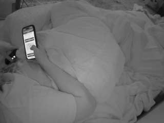 voyeurcam-julmodels-whitebed-1