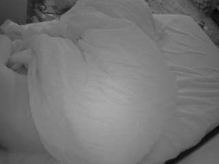 voyeurcam-julmodels-whitebed-1