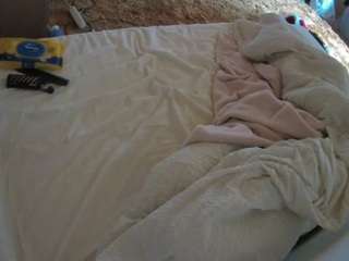 voyeurcam-julmodels-whitebed-1