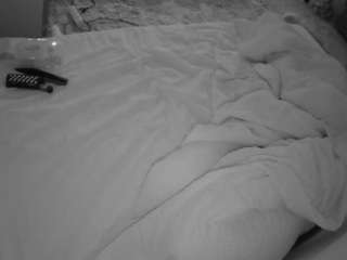 voyeurcam-julmodels-whitebed-1
