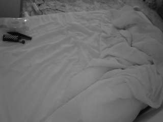 voyeurcam-julmodels-whitebed-1