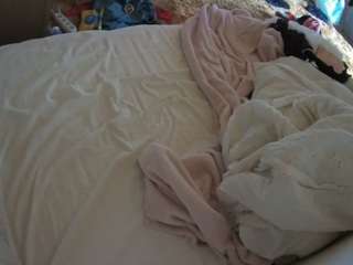 voyeurcam-julmodels-whitebed-1 Live Webcam on CamSoda