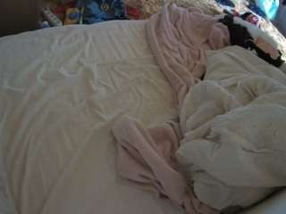 voyeurcam-julmodels-whitebed-1