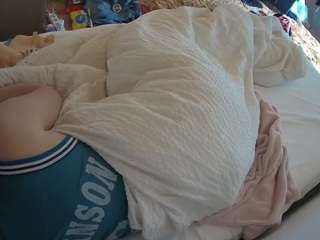 voyeurcam-julmodels-whitebed-1