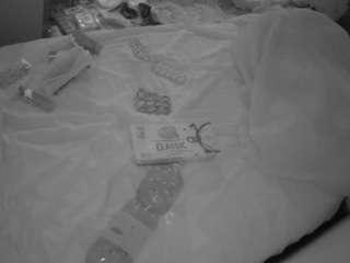 voyeurcam-julmodels-whitebed-1 camsoda