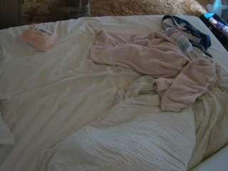 voyeurcam-julmodels-whitebed-1's CamSoda show and profile