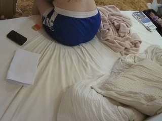 voyeurcam-julmodels-whitebed-1's CamSoda show and profile