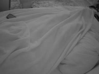voyeurcam-julmodels-whitebed-1