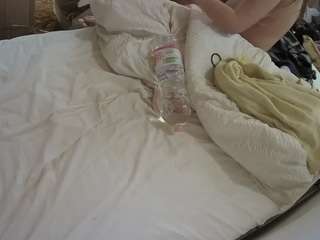 voyeurcam-julmodels-whitebed-1