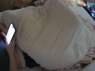 voyeurcam-julmodels-whitebed-1