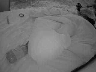 voyeurcam-julmodels-whitebed-1