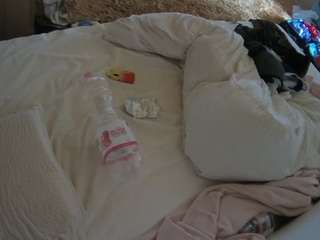 voyeurcam-julmodels-whitebed-1