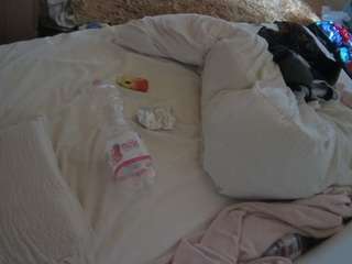 voyeurcam-julmodels-whitebed-1