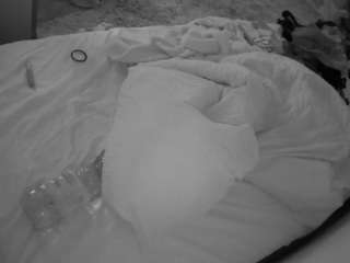 voyeurcam-julmodels-whitebed-1