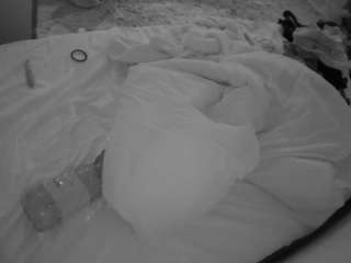 voyeurcam-julmodels-whitebed-1 camsoda