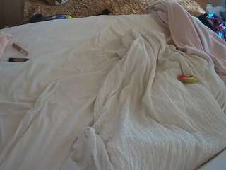 voyeurcam-julmodels-whitebed-1