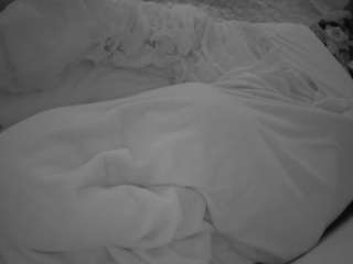 voyeurcam-julmodels-whitebed-1