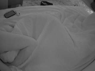 voyeurcam-julmodels-whitebed-1