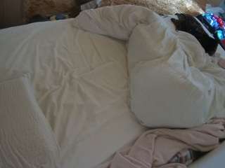 voyeurcam-julmodels-whitebed-1