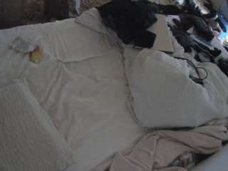 voyeurcam-julmodels-whitebed-1