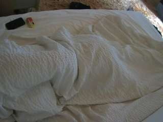 voyeurcam-julmodels-whitebed-1