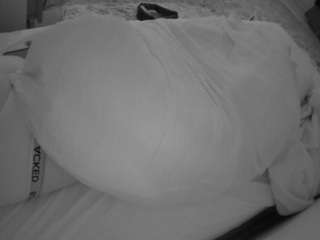 voyeurcam-julmodels-whitebed-1