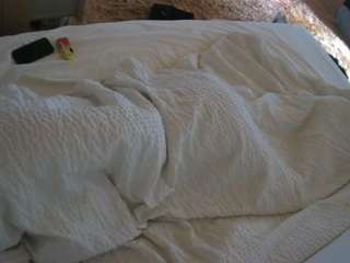 voyeurcam-julmodels-whitebed-1