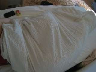 voyeurcam-julmodels-whitebed-1