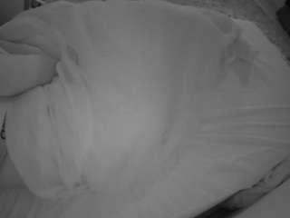 voyeurcam-julmodels-whitebed-1 camsoda