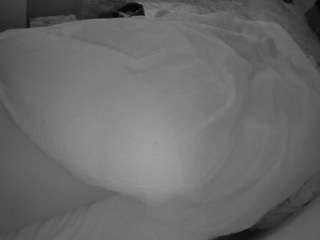 voyeurcam-julmodels-whitebed-1 camsoda